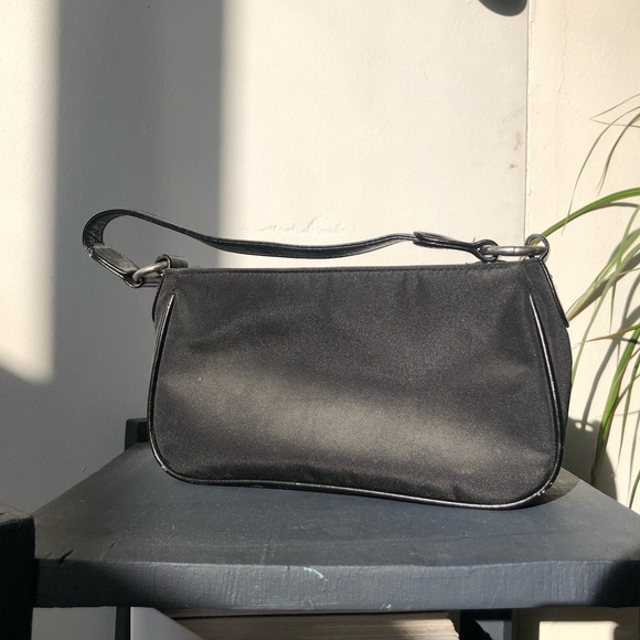 Black and White Handbag - Picture 4 of 4